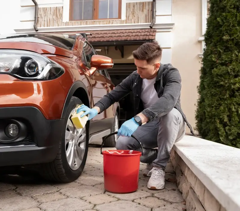 Lavage auto à domicile Pontgibaud : professionnel intervenant sur un véhicule